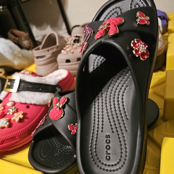 ❤️Effortless Edge! Custom Black Classic Cross Strap Crocs! - Picture 3 of 8